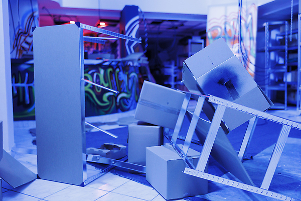 포토 JPG 해외이미지 사다리 탁자 노동자 실내 사람없음 파란색 상자 작업 물류창고 난장판 해외202310 해외포토 직업 컬러 가구 컨셉 내부 도구 창고 파일형식