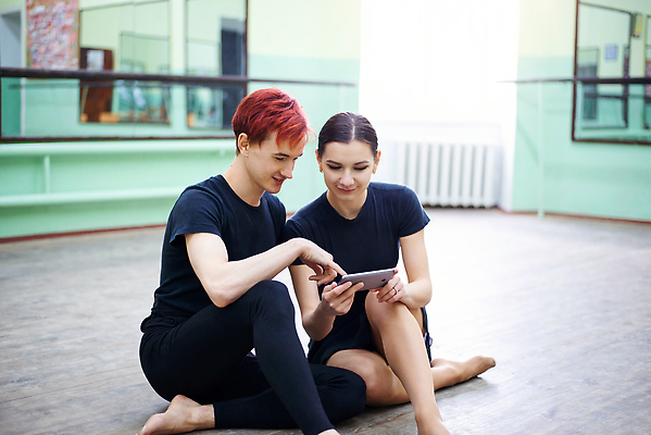 포토 JPG 해외이미지 직업 응시 여자 스포츠 인터넷 바닥 갈색머리 실내 건강 사람 앉기 성인 두명 친구 빛 스마트폰 핸드폰 운동복 운동 우정 거울 방 댄서 날씬함 발레 연습 체육관 발레리나 보여주기 해외202310 해외포토 헤어스타일 시선 옷 관계 모션 내부 전자제품 스마트기기 춤 몸매 파일형식