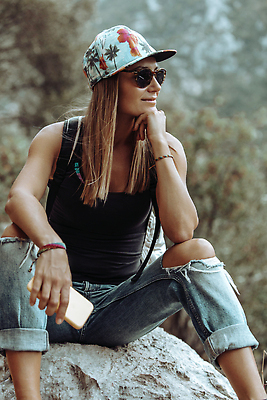 포토 JPG 해외이미지 백인 모델 모자 라이프스타일 공원 여자 행복 여행 배낭 자연 휴식 산 한명 미소 사람 앉기 야외 여름 스마트폰 선글라스 운동 뷰티 여행객 트래킹 기쁨 하이킹 바위 흰색 잡기 배낭여행 백패커 스타일 해외202310 해외포토 서양인 1 잡화 계절 공공시설 감정 안경 컬러 컨셉 가방 모션 레저 표정 건강 생활 핸드폰 스마트기기 돌_바위 생태계 파일형식