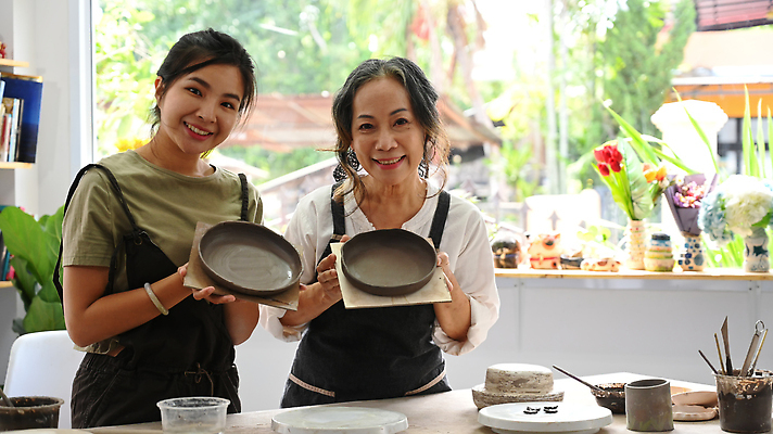 포토 JPG 해외이미지 그릇 여자 들기 상반신 성인 취미 두명 앞모습 앞치마 도자기 도자기공예 집중 만들기 점토 진흙 수공예 도예가 성인여자만 도자기공방 해외202310 해외포토 직업 식기 뷰포인트 컨셉 모션 사람 공예 여자만 성인만 파일형식