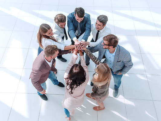 포토 JPG 해외이미지 직업 손 남자 컨셉 회사 비즈니스 사업가 성공 협력 노동자 함께함 관리 사람 여러명 친구 우정 그룹 계획 정상 연결 종업원 동료 직원 보여주기 경영 지원 통일 프로젝트 해외202310 해외포토 다수 관계 모션 신체부위 파일형식