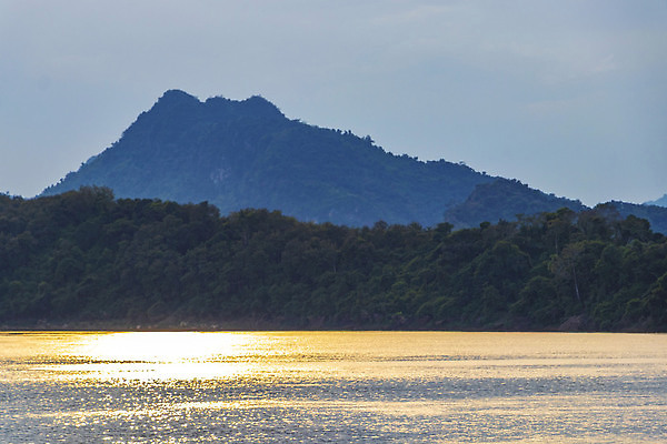포토 JPG 해외이미지 아시아 문화 컬러 여행 자연 하늘 산 파노라마 동양인 풍경 사람없음 물 파란색 강 컬러풀 뷰티 마을 일출 계곡 동남아시아 일몰 도시 사찰 보트 재산 언덕 장면 라오스 타운 구시가지 랜드마크 메콩강 옛날 해외202310 해외포토 자연요소 나라 배_교통 종교건축 촬영기법 인종 금융 노을 생태계 파일형식