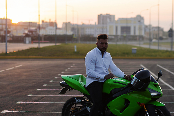 포토 JPG 해외이미지 남자 도로 스포츠 자동차 하늘 한명 앉기 취미 야외 옆모습 빛 햇빛 유행 금속 힘 황혼 일몰 새벽 자유 오토바이 도시 자신감 저녁 소프트포커스 시원함 주차 제비 바이크레이서 심각 스타일 해외202310 해외포토 자연요소 1 감정 길 육상교통 뷰포인트 컨셉 교통시설 모션 재질 조류 촬영기법 사람 태양 노을 바이크 야간 파일형식