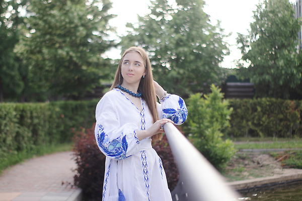 포토 JPG 해외이미지 백인 모델 전통 헤어스타일 옷 여자 유럽 문화 결혼 컨셉 셔츠 목걸이 친절 한명 여러명 성인 야외 여름 파란색 뷰티 유행 자유 흰색 우아함 심볼 미녀 옷입기 자수 애국심 독립 민화 우크라이나 전국 필승 성인여자만 해외202310 해외포토 서양인 1 계절 나라 컬러 다수 상의 장신구 모션 사람 이벤트 우승 미인 그림 여자만 성인만 파일형식