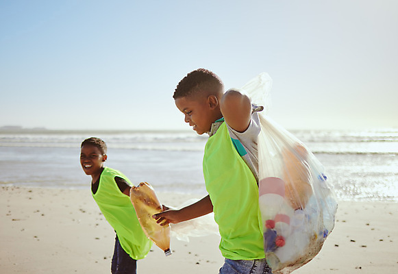 포토 JPG 해외이미지 남자 행복 어린이 바다 비닐봉투 함께함 들기 소년 두명 옆모습 모래사장 자연보호 그린캠페인 조끼 쓰레기 청소 소년만 해외202310 해외포토 감정 캠페인 뷰포인트 컨셉 모션 자연 봉투 사람 외투 보호 남자만 어린이만 파일형식
