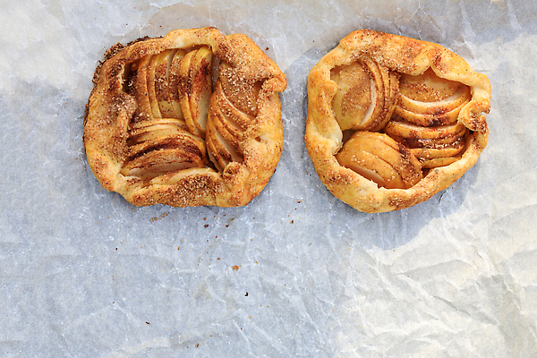 포토 JPG 해외이미지 모양 전통 조각 재료 따뜻함 건강 사람없음 가로 컬러풀 주방 식사 견과류 수확 껍질 시골 대접 신선 오픈 뜨거움 원형 칼 맛 사과 설탕 굽기 상쾌 서식 서빙 레시피 버터 꿀 추수감사절 건강식 프랑스어 항공촬영 무료 시나몬 양피지 영양분 채식주의자 크랜베리 타르트 비건 해외202310 해외포토 도형 문자 열매 감정 기독교 음식 빵 뷰포인트 컬러 컨셉 농업 과일 구이 채식 파이_빵 파일형식