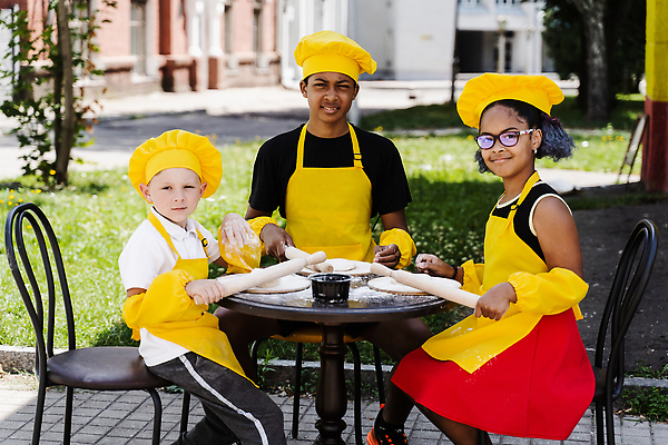 포토 JPG 해외이미지 백인 모자 라이프스타일 행복 어린이 음식 유니폼 가족 탁자 요리 사람 소년 세명 친구 노란색 주방 요리사 검은색 앞치마 빵집 그룹 굽기 준비 반죽 만들기 밀가루 다인종 언니 다민족 걸음마 제빵사 페스츄리 해외202310 해외포토 서양인 직업 잡화 옷 남자 감정 빵 컬러 가구 관계 모션 인종 생활 상점 가루 구이 자매 파일형식