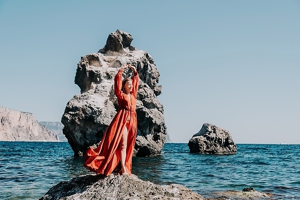 포토 JPG 해외이미지 라이프스타일 여자 행복 바다 여행 자연 하늘 휴가 산 한명 사람 풍경 성인 야외 물 여름 파란색 뷰티 여행객 계곡 트래킹 하이킹 추위 자유 정상 셀프카메라 나눔 수평선 해외202310 해외포토 자연요소 1 계절 감정 컬러 컨셉 레저 생활 사진촬영 생태계 파일형식