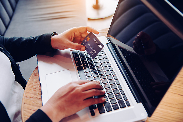 포토 JPG 해외이미지 백인 손 선 백그라운드 컨셉 인터넷 비즈니스 주택 실내 사람 성인 사람없음 금융 노트북 쇼핑 컴퓨터 상점 공책 자료 정보 흰색 타이핑 키보드 잡기 신용카드 E 구매 무선전화기 보안 상업 전자 결제 온라인 전자상거래 해외202310 해외포토 서양인 알파벳 컬러 모션 문구용품 안전 내부 건물 신체부위 경제 전자제품 전화기 파일형식