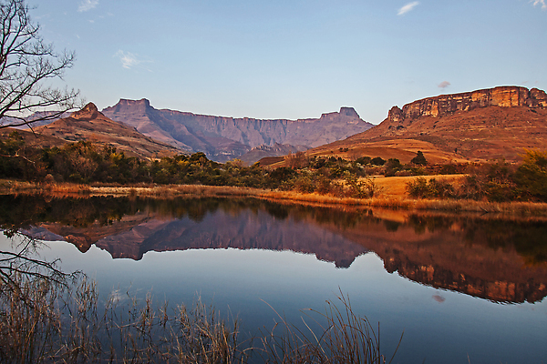 포토 JPG 해외이미지 나무 호수 여행 아프리카 자연 산 사람없음 야외 초록색 물 반사 평화 환경 침묵 고요 절벽 하이킹 시골 황무지 고독 그림 멀리 원형경기장 남아프리카 울퉁불퉁 웅장함 절정 해외202310 해외포토 자연요소 식물 감정 나라 컬러 컨셉 스포츠시설 레저 소리 경기장 생태계 파일형식
