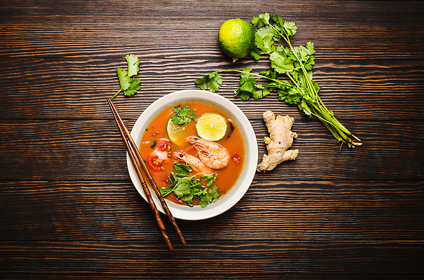 포토 JPG 해외이미지 그릇 젓가락 사람없음 하이앵글 수프 라임 나무배경 똠얌꿍 해외202310 해외포토 식기 뷰포인트 백그라운드 과일 수저 태국음식 파일형식