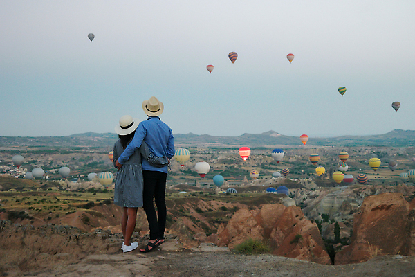 포토 JPG 해외이미지 주간 전신 커플 여자 남자 여행 하늘 휴가 산 카파도키아 성인 야외 두명 뒷모습 관광지 여행객 일출 절벽 자유 열기구 기암괴석 언덕 성인만 어깨에손 해외202310 해외포토 자연요소 뷰포인트 컨셉 관계 항공교통 모션 사람 노을 바위_돌 파일형식 튀르키예