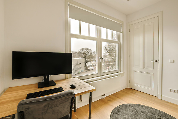 포토 JPG 해외이미지 가구 거실 의자 창문 실내 사람없음 내부 인테리어 문 모니터 카펫 방 키보드 블라인드 책상 리빙 해외202310 해외포토 디자인 생활용품 컴퓨터 커튼 파일형식