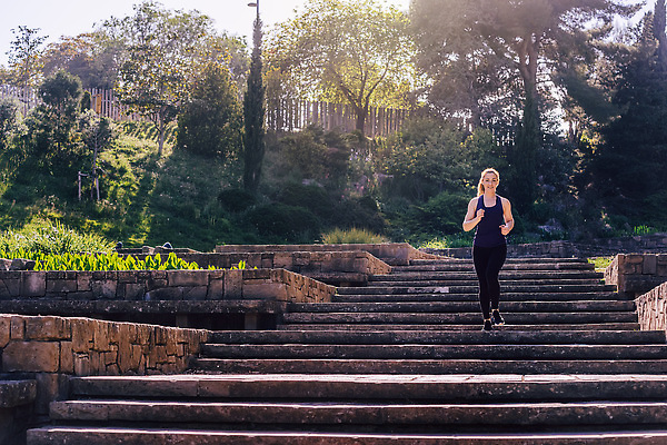 포토 JPG 해외이미지 백인 1 라이프스타일 공원 여자 행복 스포츠 다이어트 모션 아침 건강 한명 사람 성인 야외 운동복 달리기 조깅 운동 햇빛 뷰티 계단 활발 날씬함 연습 에어로빅 단계 달리기선수 해외202310 해외포토 주간 서양인 옷 공공시설 감정 컨셉 생활 태양 춤 몸매 육상선수 파일형식