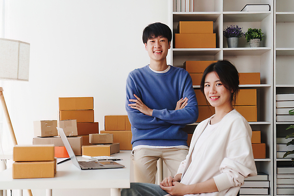 포토 JPG 해외이미지 직업 여자 행복 회사 비즈니스 사업가 주택 미소 사람 동양인 두명 노트북 스마트폰 쇼핑 컴퓨터 상자 사무실 판매 상점 업무 작업 비즈니스우먼 계획 상품 작음 사이버 고객 책상 서비스 경영자 패키지 질서 소매 온라인 주인 물류 짐싸기 판지 마케팅 프리랜서 중소기업 해외202310 해외포토 감정 가구 컨셉 표정 인종 건물 전자제품 핸드폰 스마트기기 예절 직장인 크기 리더 파일형식