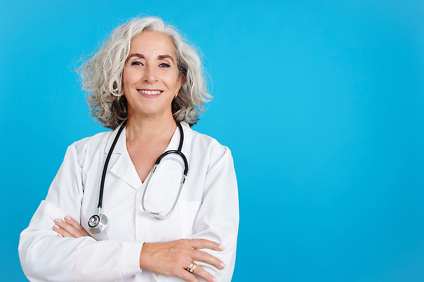 포토 JPG 해외이미지 백인 직업 응시 여자 행복 유니폼 청진기 성공 기술 실내 병원 한명 서기 미소 웃음 약 건강관리 시험 의사 코트 흰색 표현 실험복 자신감 실험실 상담원 은퇴 동료 직원 파란배경 팔 고용 화학물질 여자한명만 카피스페이스 해외202310 해외포토 서양인 1 시선 옷 교육 감정 컬러 백그라운드 컨셉 의학 관계 의료기기 모션 표정 건강 실험 관리 사람 내부 신체부위 파란색 공백 외투 의료진 구직 가운 사무원 화학 채용 여자만 파일형식