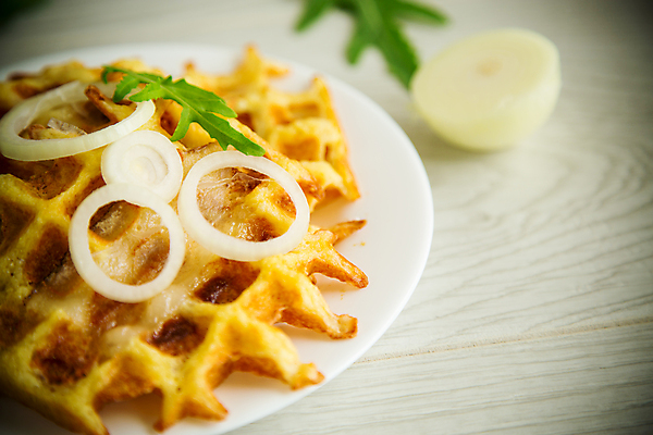 포토 JPG 해외이미지 접시 양파 사람없음 나무바닥 와플 해외202310 해외포토 식기 채소 디저트 바닥 파일형식