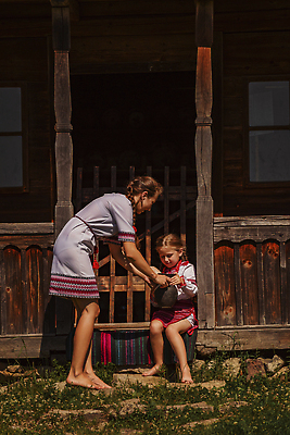 포토 JPG 해외이미지 전신 어린이 모녀 앉기 성인 야외 두명 주기 나무집 여자만 해외202310 해외포토 딸 가족 모션 엄마 주택 사람 파일형식