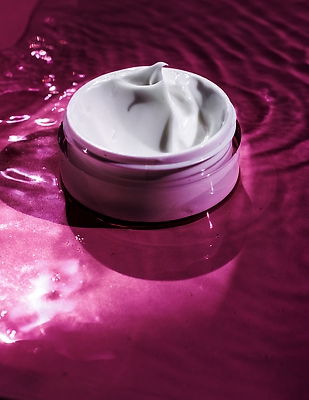 포토 JPG 해외이미지 물결 근접촬영 사람없음 물 고급 자주색 피부관리 스킨케어 기초화장품 수분크림 해외202310 해외포토 자연요소 뷰포인트 컬러 컨셉 뷰티 화장품 파일형식