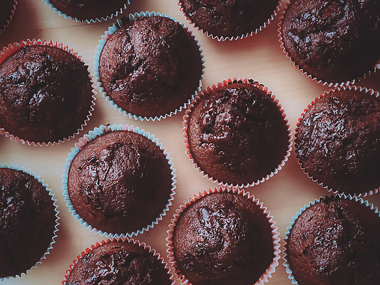 포토 JPG 해외이미지 디저트 사람없음 달콤 컵케이크 포장지 머핀 초콜릿머핀 해외202310 해외포토 음식 빵 포장 케이크 맛 파일형식