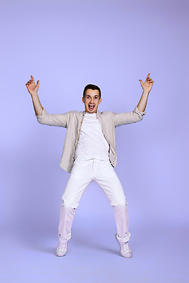 포토 JPG 해외이미지 전신 학생 남자 행복 여행 포즈 백그라운드 셔츠 휴가 실내 한명 사람 성인 달리기 운동 유행 점프 보라색 에너지 흰색 표현 제비꽃 흥분 열정 열광 길이 고립 승자 파스텔톤 해외202310 해외포토 1 꽃 감정 컬러 상의 모션 건강 내부 파일형식