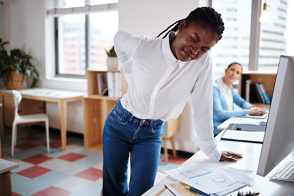 포토 JPG 해외이미지 여자 흑인 스트레스 한명 상반신 성인 앞모습 사무실 업무 비즈니스우먼 찡그림 허리통증 성인여자한명만 해외202310 해외포토 서양인 1 뷰포인트 비즈니스 표정 사람 고통 작업 직장인 여자한명만 성인여자만 파일형식