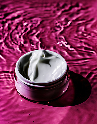 포토 JPG 해외이미지 물결 근접촬영 사람없음 물 고급 자주색 피부관리 스킨케어 기초화장품 수분크림 해외202310 해외포토 자연요소 뷰포인트 컬러 컨셉 뷰티 화장품 파일형식