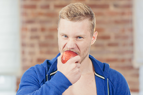 포토 JPG 해외이미지 라이프스타일 응시 남자 음료 음식 스포츠 운동화 신체 다이어트 탁자 근육 주택 바나나 건강 식이요법 한명 서기 사람 주방 힘 신선 사과 먹기 준비 근육질 체조 내추럴 살구 채식주의자 비건 해외202310 해외포토 1 시선 가구 신발 과일 모션 건물 생활 운동 몸매 채식 파일형식