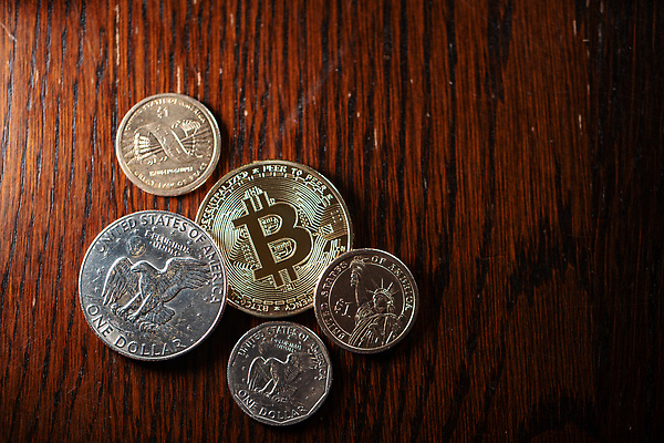 포토 JPG 해외이미지 컨셉 돈 인터넷 비즈니스 성공 미래 사람없음 금융 경제 달러 디지털 동전 성장 시장 재산 황금 플랫 암호 발굴 심볼 무역 투자 전자 이익 보물 구역 페니 가상 니켈 해외202310 해외포토 산업 금속 원소 파일형식