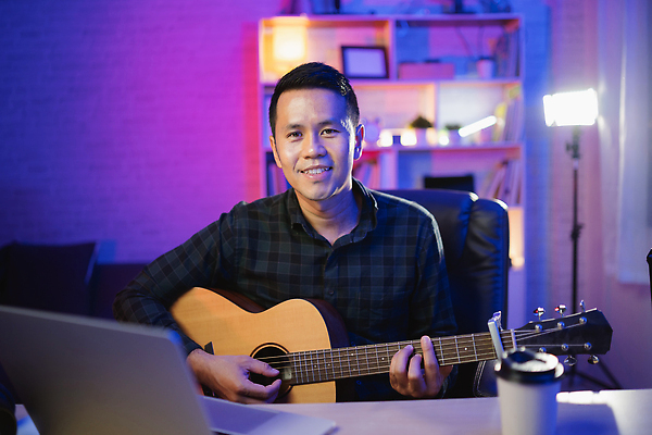 포토 JPG 해외이미지 직업 교육 남자 음악 인터넷 노래 놀이 수업 실내 한명 미소 사람 동양인 취미 노트북 카메라 소리 공연 음악가 흐름 기구 기타 가르침 예술가 오디오 방송 기타리스트 동영상 가정교사 뮤지컬 소셜 프리랜서 생존 해외202310 해외포토 1 컨셉 현악기 문화예술 표정 인종 이벤트 내부 전자제품 교사 연주자 파일형식