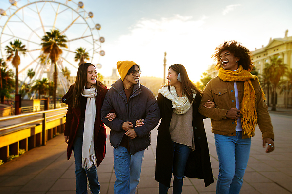 포토 JPG 해외이미지 모자 학생 라이프스타일 행복 흑인 겨울 거리 함께함 대화 미소 웃음 사람 동양인 여러명 야외 친구 걷기 맑음 검은색 목도리 우정 기쁨 추위 코트 도시 그룹 스페인 대학교 다문화 주말 커뮤니티 다인종 바르셀로나 해외202310 해외포토 서양인 잡화 계절 감정 유럽 컬러 다수 컨셉 학교 관계 모션 날씨 표정 말하기 인종 생활 외투 사회이슈 파일형식