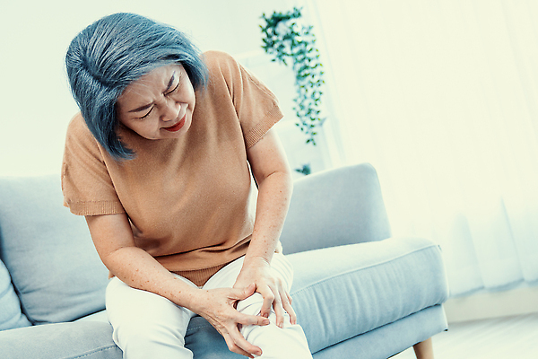 포토 JPG 해외이미지 여자 노년 한명 동양인 앞모습 건강관리 고통 찡그림 질병 무릎통증 노인여자한명만 해외202310 해외포토 1 감정 뷰포인트 의학 표정 건강 관리 사람 인종 성인 여자한명만 노인여자만 파일형식