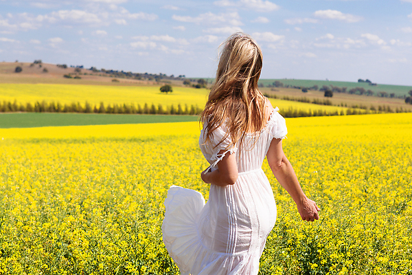 포토 JPG 해외이미지 구름 응시 드레스 계절 여자 농업 자연 하늘 한명 서기 풍경 성인 야외 농작물 금발 뷰티 농장 노란색 맑음 봄 자유 흰색 시골 개화 황금 호주 언덕 꽃가루 밭일 카놀라 카피스페이스 해외202310 해외포토 자연요소 1 헤어스타일 시선 옷 꽃 산업 컬러 컨셉 모션 날씨 사람 공백 오세아니아 가루 생태계 파일형식