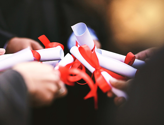 포토 JPG 해외이미지 손 학교 졸업식 졸업생 들기 신체부위 졸업장 해외202310 해외포토 교육 졸업 모션 사람 파일형식