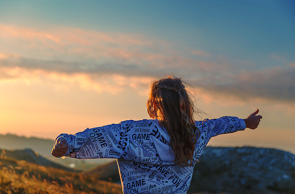 포토 JPG 해외이미지 라이프스타일 계절 행복 어린이 여행 자연 놀이 하늘 산 한명 사람 풍경 야외 뒷모습 10대 뷰티 손들기 여행객 일출 맑음 일몰 기쁨 하이킹 자유 시골 아기 즐거움 주말 무료 해외202310 해외포토 1 감정 뷰포인트 컨셉 모션 청소년 레저 날씨 생활 노을 생태계 파일형식