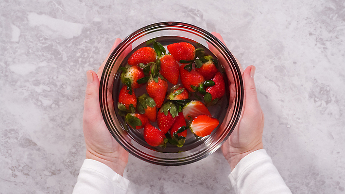 포토 JPG 해외이미지 과일 딸기 단면 사람없음 물 유리그릇 해외202310 해외포토 자연요소 그릇 유리 파일형식