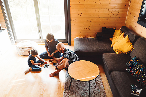 포토 JPG 해외이미지 행복 어린이 거실 가족 놀이 엄마 주택 함께함 실내 사랑 서기 미소 사람 야외 세명 여름 부모 뷰티 정원 맑음 기쁨 게임 잡기 아빠 해외202310 해외포토 계절 감정 컨셉 관계 모션 날씨 표정 내부 건물 파일형식