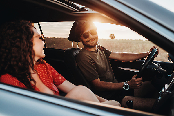 포토 JPG 해외이미지 백인 커플 드레스 여자 남자 도로 여행 2 관계 교통시설 자동차 휴가 갈색머리 함께함 사랑 두명 빨간색 선글라스 일몰 저녁 주말 해외202310 해외포토 서양인 헤어스타일 옷 감정 안경 길 육상교통 컬러 교통 컨셉 사람 노을 야간 시설 파일형식