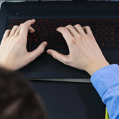 포토 JPG 해외이미지 직업 라이프스타일 손 남자 인터넷 비즈니스 사업가 통신 손가락 탁자 주택 직장 실내 사람 사람없음 노트북 컴퓨터 사무실 알약 디지털 공책 정보 타이핑 키보드 업무 비즈니스맨 닫기 휴대용 디자이너 무선전화기 스마트 책상 문서 바쁨 언론 온라인 프리랜서 해외202310 해외포토 가구 컨셉 회사 모션 문구용품 내부 건물 생활 신체부위 전자제품 약 작업 직장인 전화기 오브젝트 파일형식