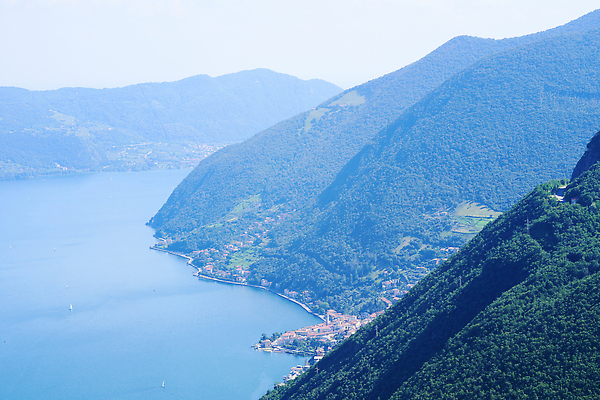 포토 JPG 해외이미지 유럽 호수 여행 백그라운드 밭 자연 산 주택 안테나 파노라마 경사 사람없음 야외 초록색 물 뷰티 마을 계곡 놀람 이탈리아 도시 언덕 그림 알프스 장면 드론 웅장함 조감도 환상 해외202310 해외포토 자연요소 감정 나라 컬러 컨셉 농업 통신 촬영기법 표정 건물 생태계 파일형식