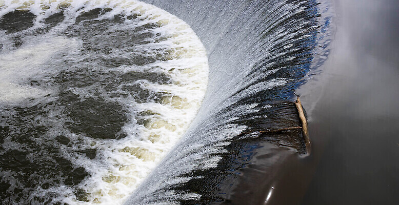 포토 JPG 해외이미지 유럽 여행 자연 휴가 풍경 사람없음 야외 물 여름 강 뷰티 환경 골짜기 계곡 힘 침묵 활발 폭포 하이킹 흐름 에너지 안개 가을 시골 개울 황무지 급류 가장자리 떨어짐 분무기 내추럴 랜드마크 힘찬 스플래쉬 해외202310 해외포토 자연요소 계절 나라 컨셉 레저 날씨 소리 둘레 생태계 파일형식