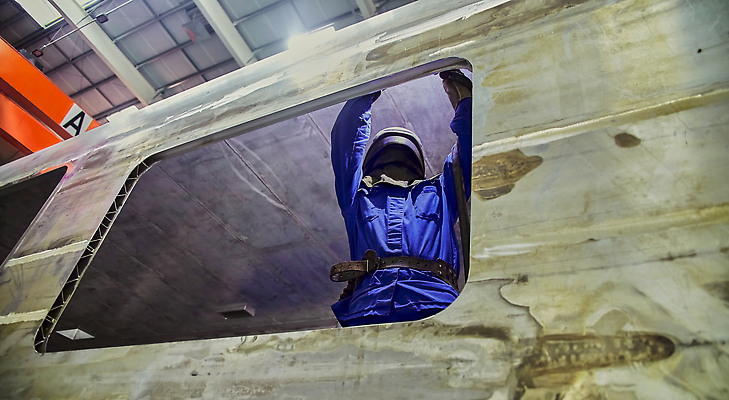 포토 JPG 해외이미지 식물 산업 비즈니스 공장 프레임 실내 사람 사람없음 상점 금속 힘 기계 장비 업무 전철 연결 묘사 눈금 각도 마차 지역 무거움 공학 방법 선로 설치 용접 용접공 철강 힘찬 해외202310 해외포토 직업 교육 육상교통 교통수단 컨셉 공업 재질 대중교통 내부 작업 무게 파일형식