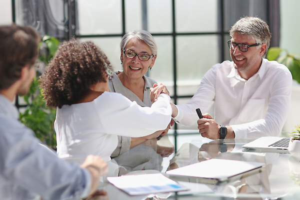 포토 JPG 해외이미지 직업 라이프스타일 여자 컨셉 비즈니스 사업가 탁자 성공 회의 노동자 악수 함께함 실내 사람 앉기 여러명 가로 컴퓨터 사무실 믿음 축하 비즈니스맨 비즈니스우먼 그룹 동료 계약 긍정 떨림 고용 프로그래머 프리랜서 해외202310 해외포토 남자 감정 가구 다수 관계 모션 손짓 내부 생활 전자제품 구직 직장인 채용 파일형식