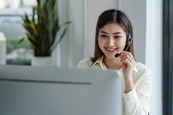 포토 JPG 해외이미지 백인 직업 여자 남자 행복 이어폰 비즈니스 통신 직장 대화 한명 사람 성인 스마트폰 컴퓨터 사무실 헤드폰 업무 작업 비즈니스맨 비즈니스우먼 센터 상담원 중개인 고객 책상 마이크 직원 서비스 텔레마케팅 부름 운영자 지원 헬프 대리인 해외202310 해외포토 서양인 1 감정 음향기기 가구 회사 모션 말하기 전자제품 핸드폰 스마트기기 도움 직장인 사무원 서비스업 파일형식