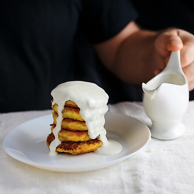 포토 JPG 해외이미지 전통 라이프스타일 식기 접시 손 조각 컨셉 모션 휴식 유제품 건강 사람없음 아웃포커스 가로 세로 노란색 흐름 우유 껍질 조끼 달콤 맛 상품 편안함 굽기 묘사 메뉴 흰배경 시골집 냅킨 팬케이크 당뇨병 얇은 영양분 우크라이나 칼슘 페스츄리 많음 카피스페이스 해외202310 해외포토 유럽 빵 컬러 백그라운드 주택 촬영기법 생활 신체부위 케이크 공백 외투 흰색 감각 질병 구이 파일형식