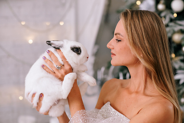 포토 JPG 해외이미지 백인 한마리 드레스 여자 함께함 한명 들기 상반신 성인 옆모습 반려동물 마주보기 귀여움 토끼 성인여자한명만 해외202310 해외포토 서양인 동물 1 옷 뷰포인트 컨셉 포유류 모션 사람 여자한명만 성인여자만 파일형식