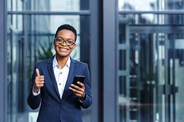 포토 JPG 해외이미지 학생 여자 행복 얼굴 비즈니스 사업가 성공 한명 사람 스마트폰 스터디 사무실 검은색 놀람 외침 주먹 기쁨 거래 시험 축하 최고 업무 비즈니스우먼 결심 사이버 스마트 흥분 재택근무 온라인 비명 필승 사용자 해외202310 해외포토 직업 1 교육 감정 컬러 컨셉 모션 표정 신체부위 핸드폰 스마트기기 학습 소리 우승 작업 직장인 파일형식