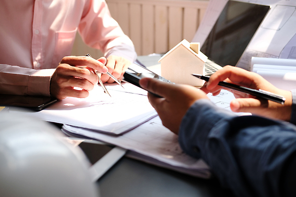 포토 JPG 해외이미지 직업 손 디자인 남자 종이 안경 비즈니스 건축양식 부동산 주택 직장 안전 사람 사람없음 건물 컴퓨터 사무실 공책 작업 엔지니어 재산 계획 안전모 헬멧 건축가 나침반 책상 측정 그림 테이프 청사진 공학 리빙 나누기 진짜 프로젝트 해외202310 해외포토 건축물 잡화 교육 건축 가구 컨셉 회사 문구용품 신체부위 금융 전자제품 수학 기술자 안전장비 보호장비 사칙연산 파일형식