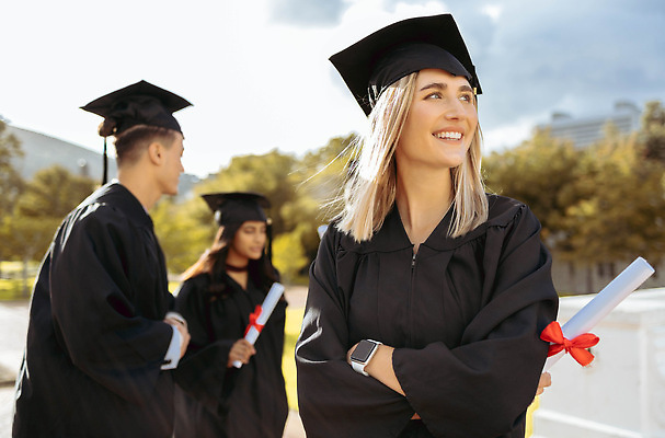 포토 JPG 해외이미지 서양인 여자 남자 학사모 학교 졸업식 졸업생 들기 상반신 성인 앞모습 옆모습 세명 졸업가운 졸업장 성인만 해외202310 해외포토 외국인 모자_잡화 교육 뷰포인트 졸업 모션 사람 가운 파일형식