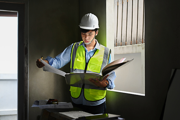 포토 JPG 해외이미지 남자 건축 한명 들기 동양인 상반신 성인 어둠 건설현장 설계도 안전모 건축가 집중 안전조끼 성인남자한명만 해외202310 해외포토 직업 1 컨셉 모션 건설업 사람 인종 헬멧 안전장비 남자한명만 성인남자만 파일형식